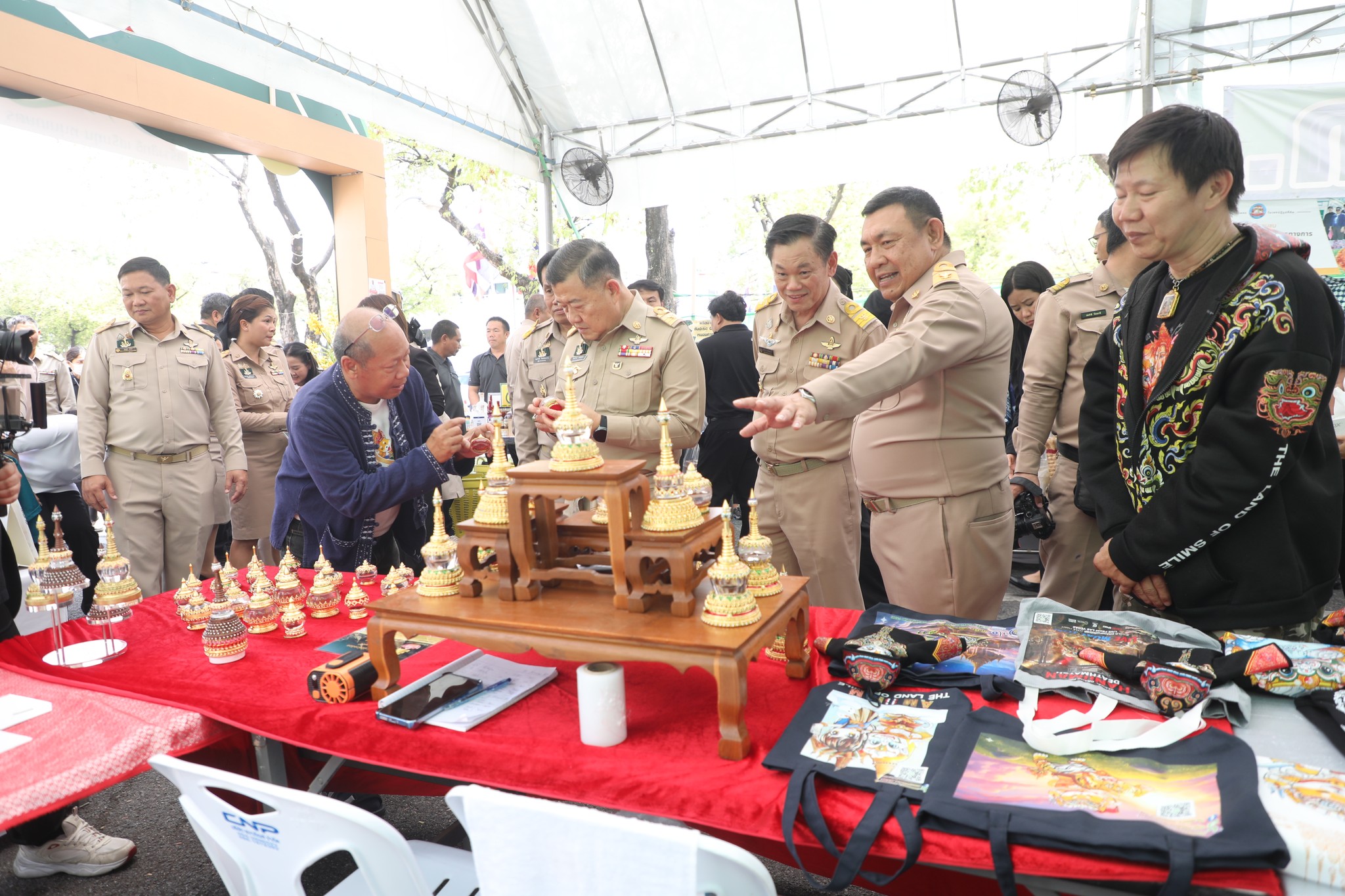 title - ปลัดกระทรวงเกษตรฯ และผู้บริหาร ส.ป.ก. เยี่ยมชมร้านค้า ในงานวันคล้ายวันสถาปนา ส.ป.ก. ครบรอบ 51 ปี